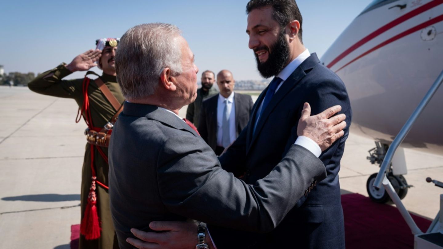 Der jordanische König Abdullah II. (l.) und Syriens Übergangspräsident Ahmed al-Scharaa