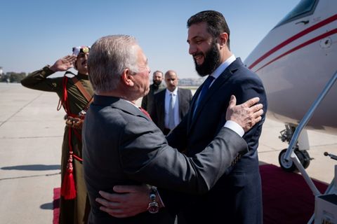 Der jordanische König Abdullah II. (l.) und Syriens Übergangspräsident Ahmed al-Scharaa