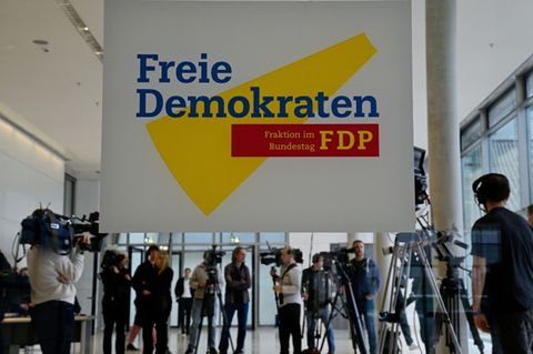 Presse vor Fraktionssaal der FDP