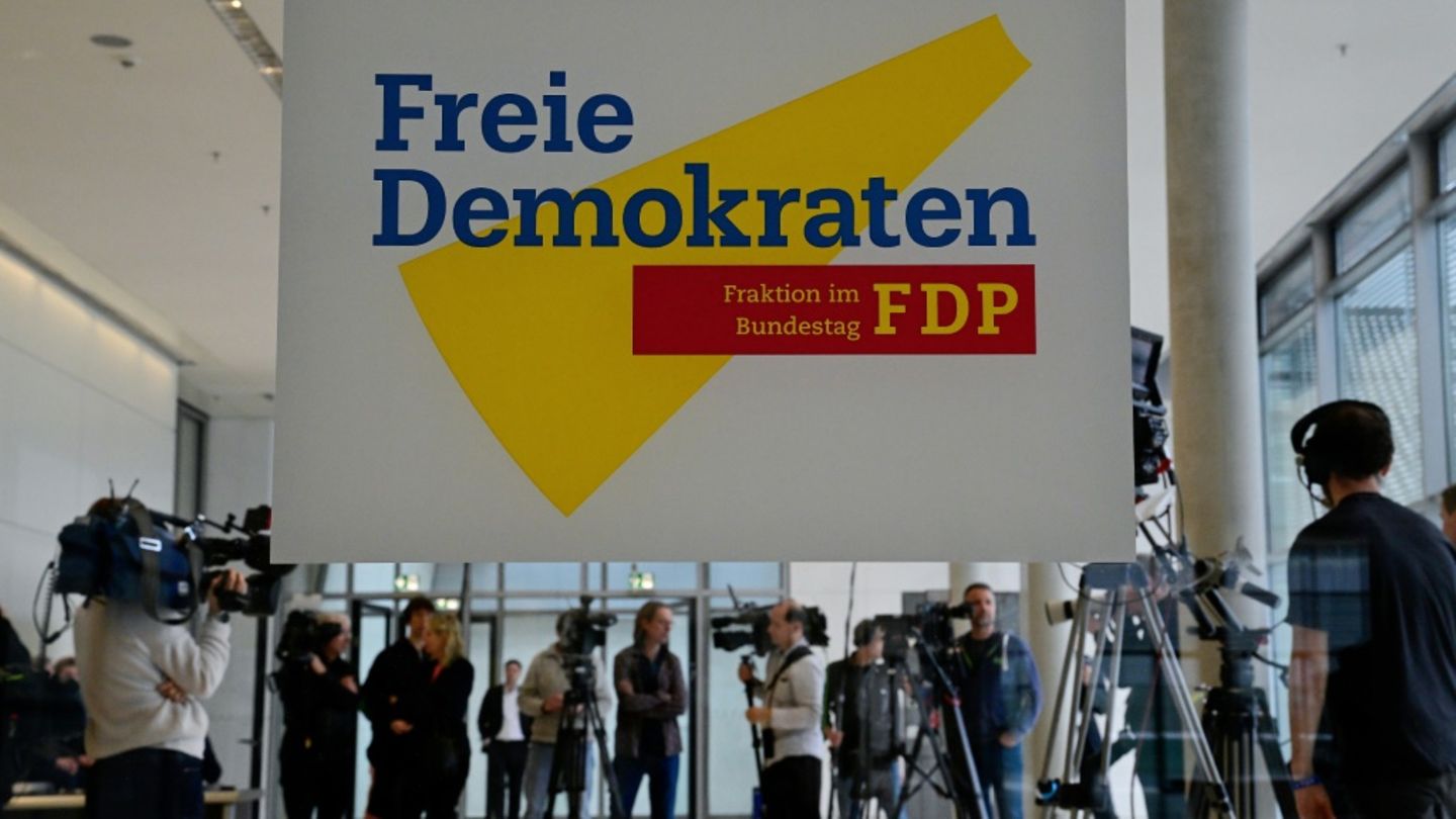 Presse vor Fraktionssaal der FDP