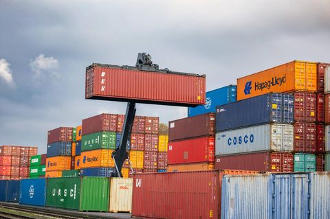 Lieferkettengesetz: Schiffscontainer werden verladen