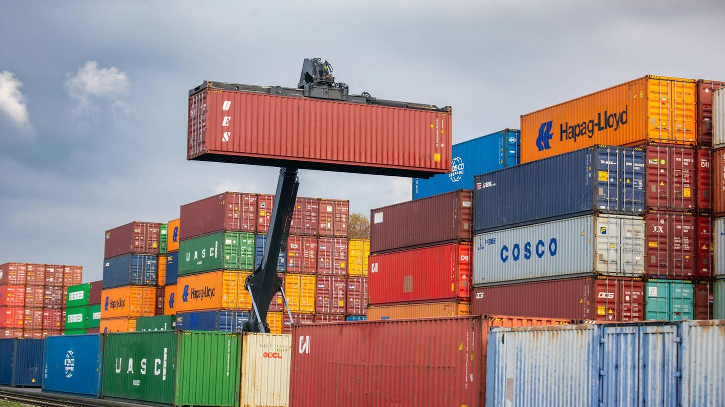 Lieferkettengesetz: Schiffscontainer werden verladen