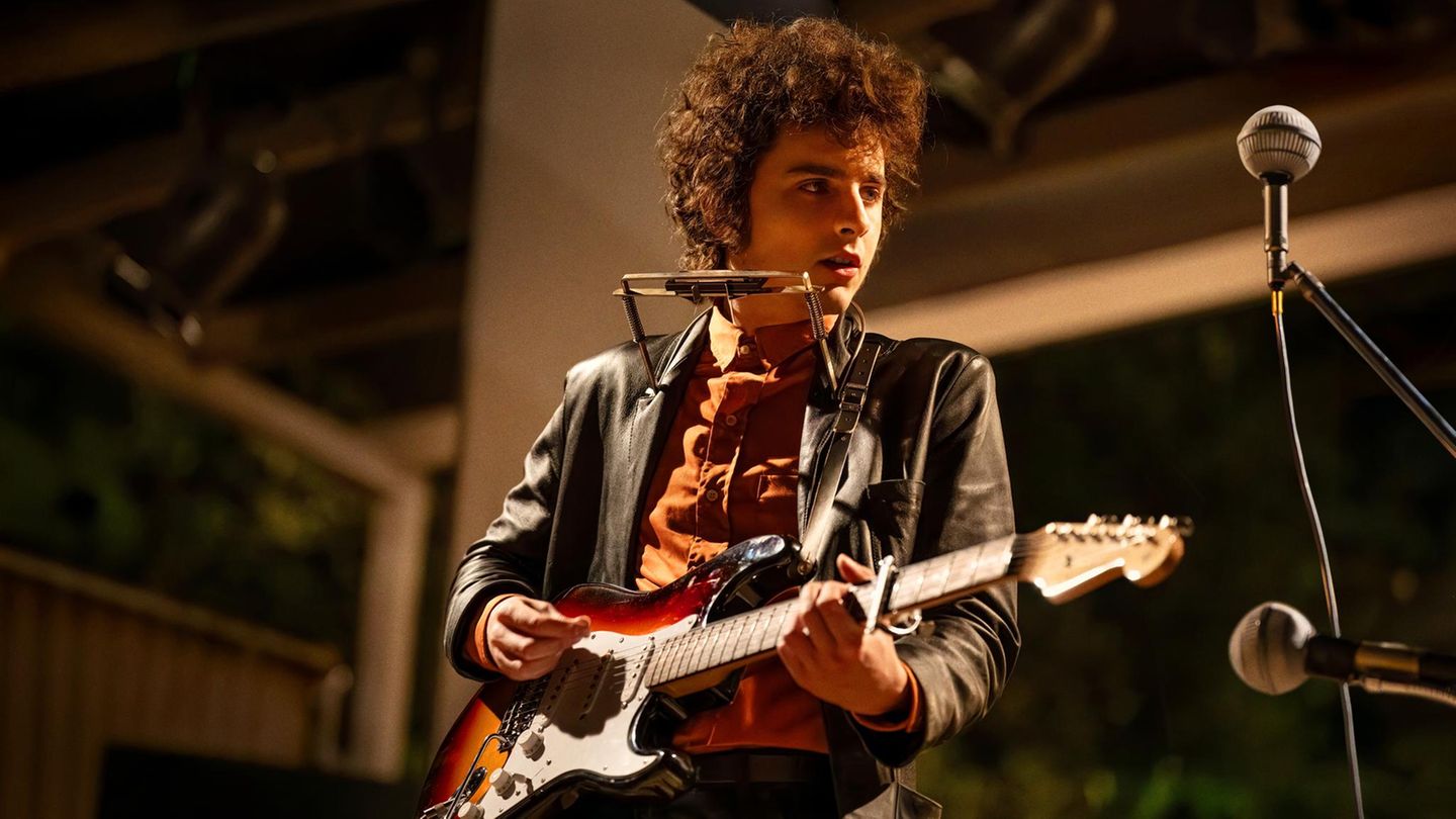 Timothée Chalamet als junger Bob Dylan Filmszene aus "Like a Complete Unknown" mit Timothée Chalamet