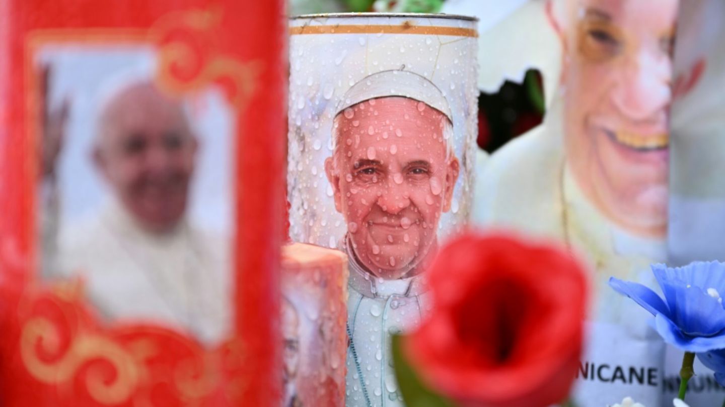 Kerzen für Papst Franziskus