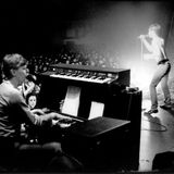 David Bowie am Keyboard und Iggy Pop als Sänger auf der Bühne