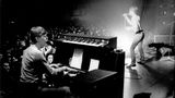 David Bowie am Keyboard und Iggy Pop als Sänger auf der Bühne
