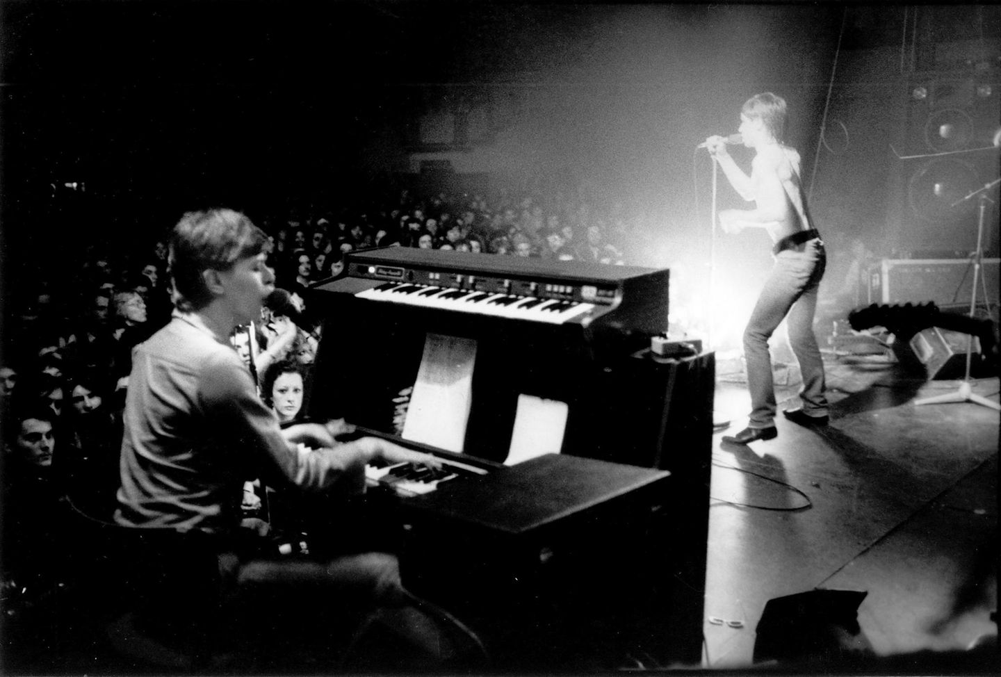 David Bowie am Keyboard und Iggy Pop als Sänger auf der Bühne