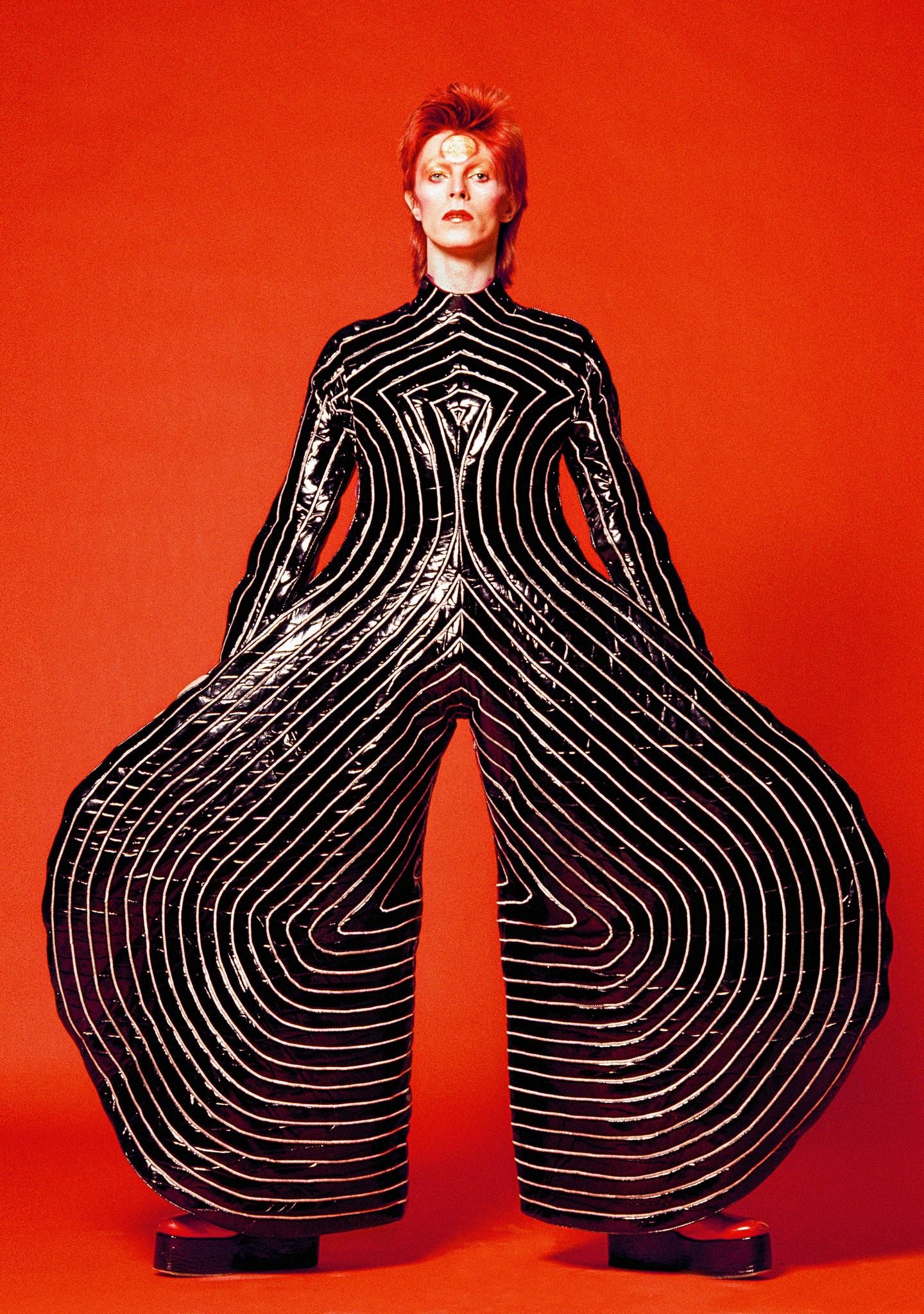 David Bowie mit roten Haaren und in einem Anzug mit Ballonbeinen