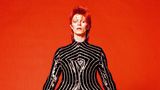 David Bowie mit roten Haaren und in einem Anzug mit Ballonbeinen