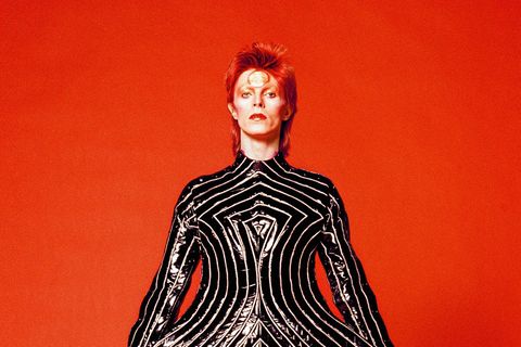 David Bowie mit roten Haaren und in einem Anzug mit Ballonbeinen