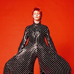David Bowie mit roten Haaren und in einem Anzug mit Ballonbeinen