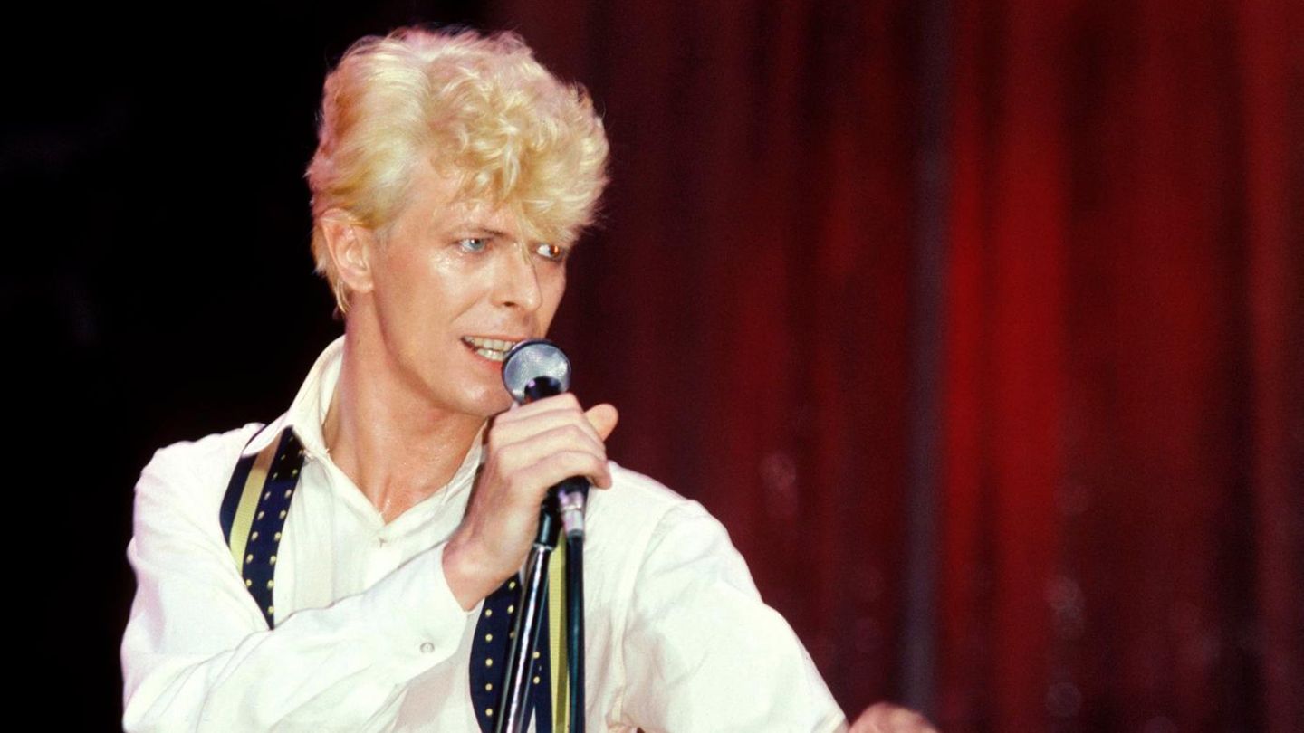 1983 im Anzug bei einem Konzert im New Yorker Madison Square Garden. Es ist die Zeit seines Hits "Let's Dance"