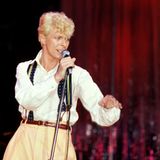 1983 im Anzug bei einem Konzert im New Yorker Madison Square Garden. Es ist die Zeit seines Hits "Let's Dance"