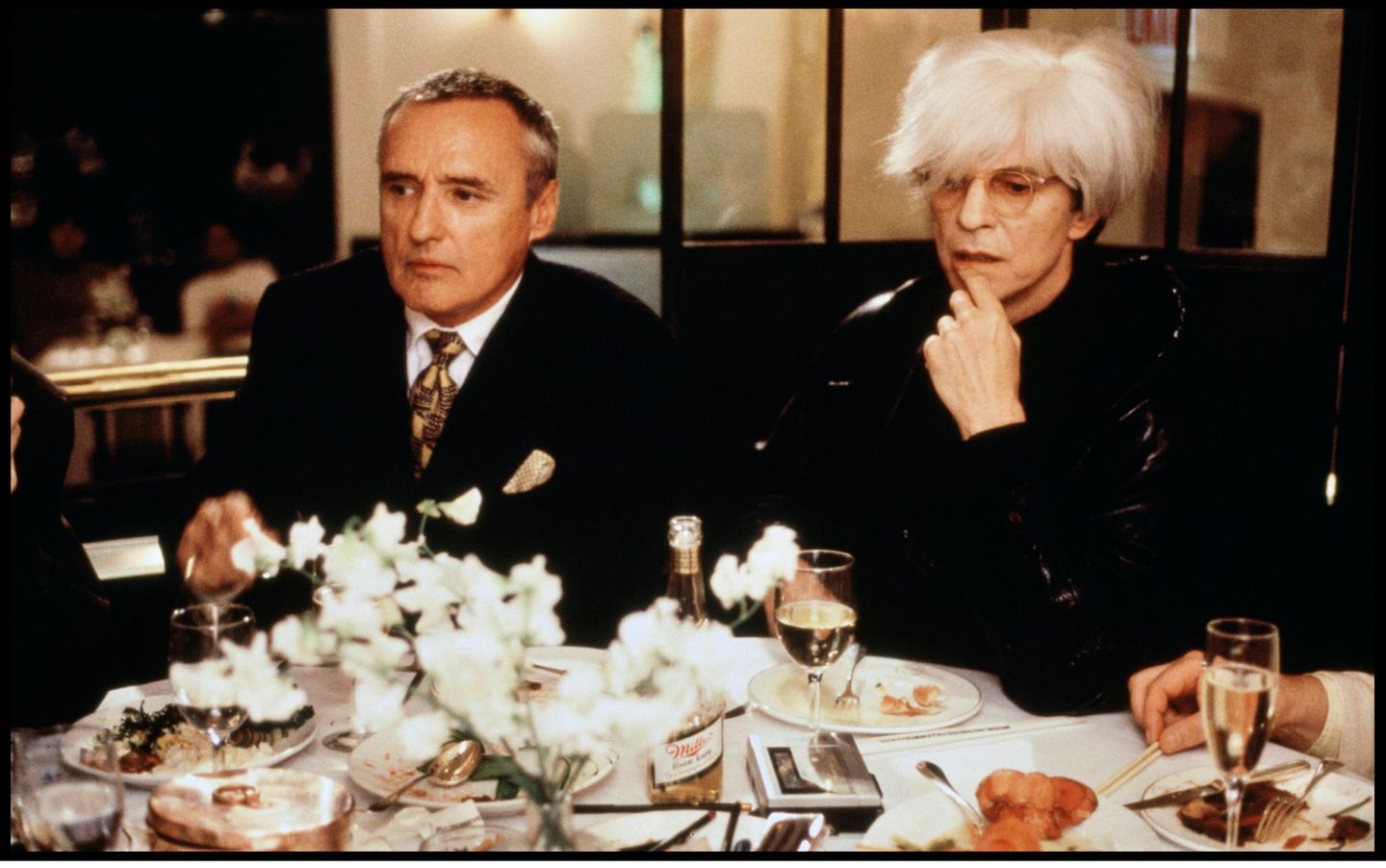 Bowie 1996 als Andy Warhol – in dem Film „Basquiat“ mit Dennis Hopper (l.)