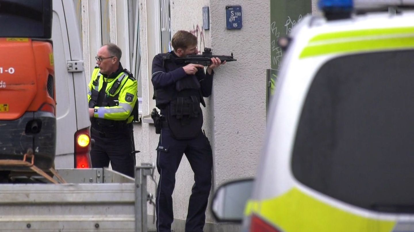 In der Nähe des Landgerichts von Bielefeld gibt es einen großen Polizeieinsatz rund um den Prozess um den Tod von Besar Nimani
