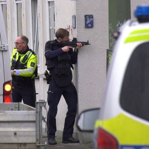 In der Nähe des Landgerichts von Bielefeld gibt es einen großen Polizeieinsatz rund um den Prozess um den Tod von Besar Nimani