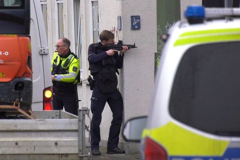 In der Nähe des Landgerichts von Bielefeld gibt es einen großen Polizeieinsatz rund um den Prozess um den Tod von Besar Nimani