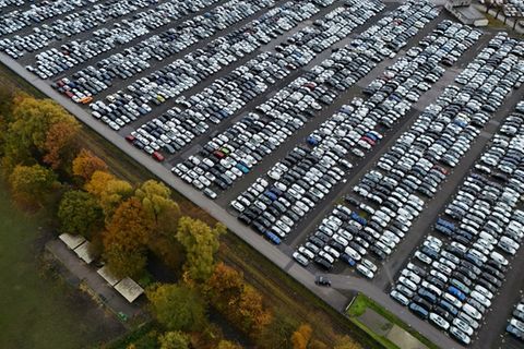 Neuwagen auf einem Parkplatz in Essen