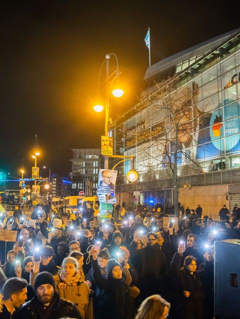 In mehreren Städten demonstrierten Tausende gegen eine Bundestagsabstimmung der Union mit der AfD.