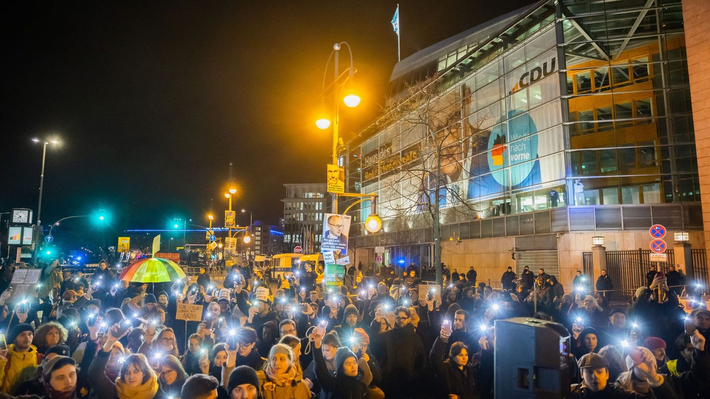 In mehreren Städten demonstrierten Tausende gegen eine Bundestagsabstimmung der Union mit der AfD.