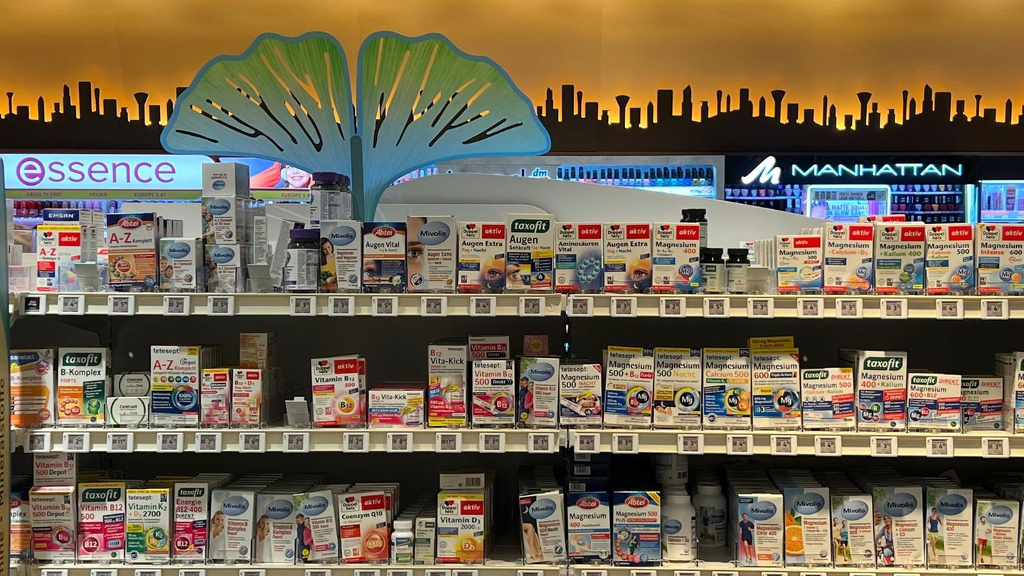 Drei Regalreihen mit Vitaminen und anderen Nahrungsergänzungsmitteln im Drogeriemarkt
