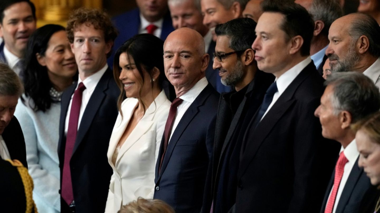 Bezos (5.v.l.) und andere Unternehmer bei Trumps Vereidigung