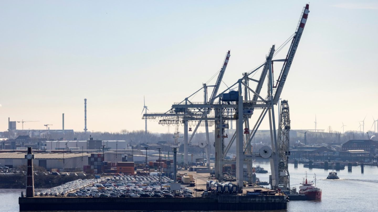 Container und Autos im Hamburger Hafen
