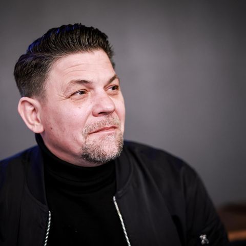 Tim Mälzer, ein Mann mit dunklen Haaren und Bart, schaut in die Ferne