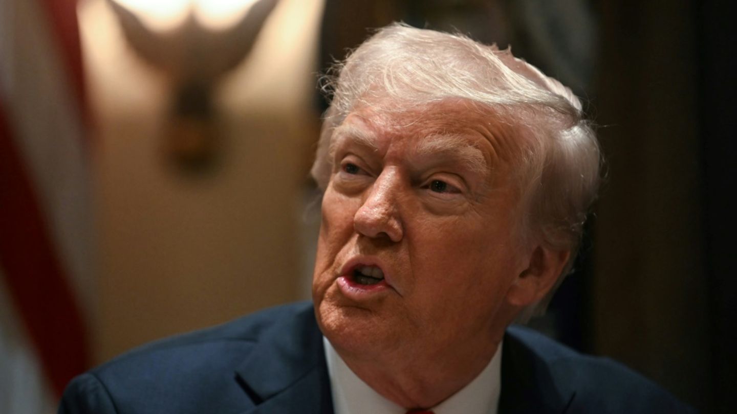Trump spricht während der Kabinettssitzung