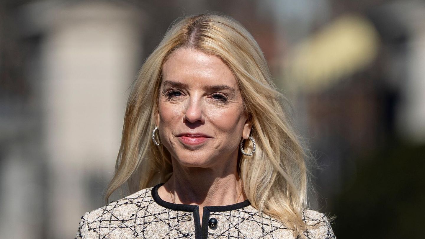 US-Justizministerin Pam Bondi lächelt an einem sonnigen Tag um Freien