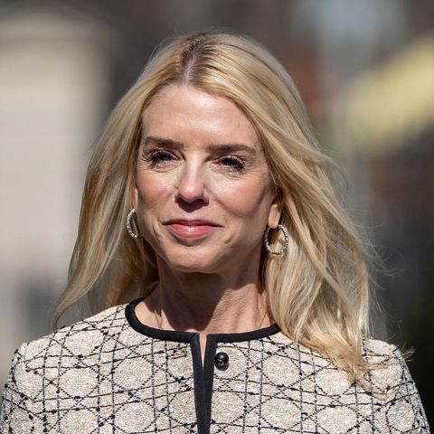 US-Justizministerin Pam Bondi lächelt an einem sonnigen Tag um Freien