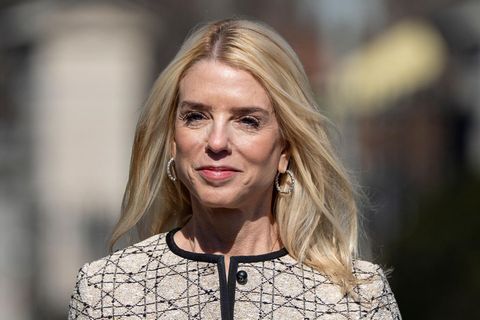US-Justizministerin Pam Bondi lächelt an einem sonnigen Tag um Freien