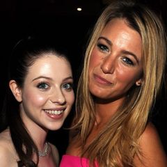 Ein Foto aus dem Jahr 2009: Blakey Lively (l.) und ihre "Gossip Girl"-Kollegin Michelle Trachtenberg.