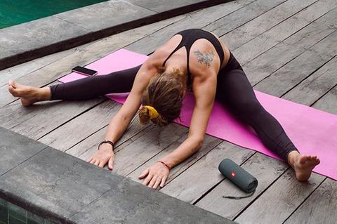 Bluetooth Lautsprecher Bluetooth Lautsprecher stehen auf einem Schreibtisch