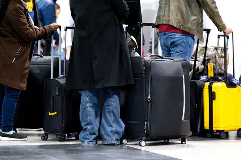 Passagiere warten am Flughafen München trotz Warnstreik auf ihren Flug