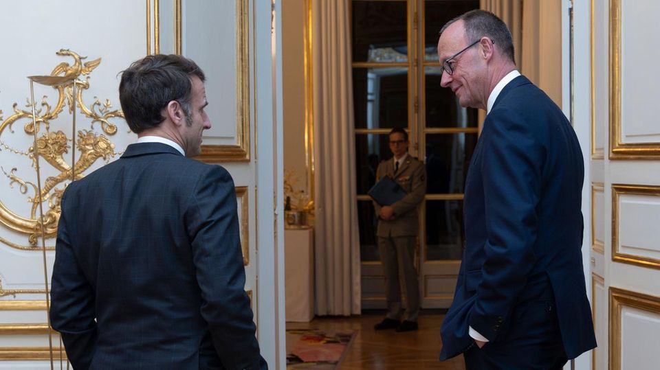 Erste Auslandsreise: Wahlsieger Merz trifft französischen Staatschef Macron Nachdem der CDU-Kanzlerkandidat die Wahl gewonnen hat, sind dies seine ersten Handlungen. Merz hat sich in Paris mit dem französischen Staatspräsidenten Macron getroffen.