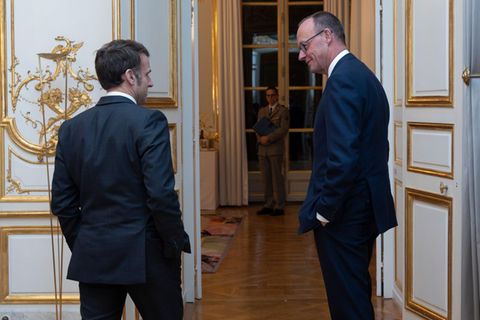 Nachdem der CDU-Kanzlerkandidat die Wahl gewonnen hat, sind dies seine ersten Handlungen. Merz hat sich in Paris mit dem französischen Staatspräsidenten Macron getroffen.