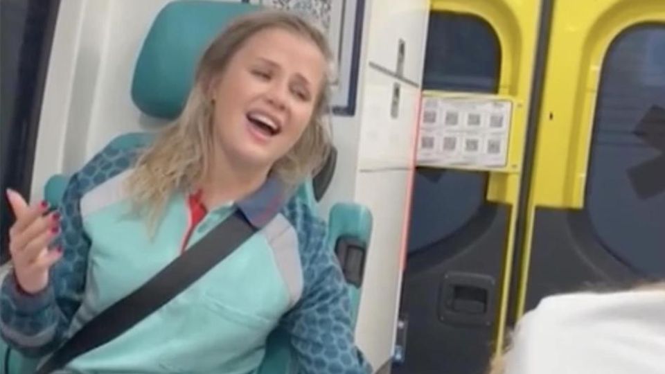 Die niederländische Pflegerin Yvon Kanters teilt in den sozialen Medien regelmäßig, wie sie für ihre Patienten singt. Nun geht ein ganz besonders emotionales Video viral.