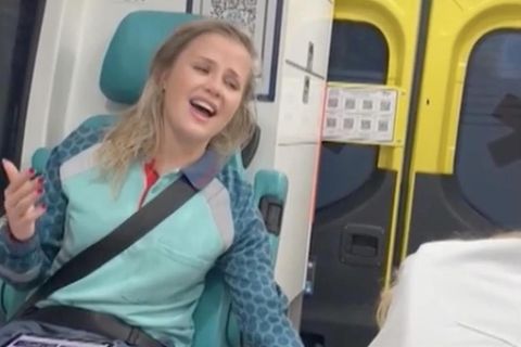 Die niederländische Pflegerin Yvon Kanters teilt in den sozialen Medien regelmäßig, wie sie für ihre Patienten singt. Nun geht ein ganz besonders emotionales Video viral.