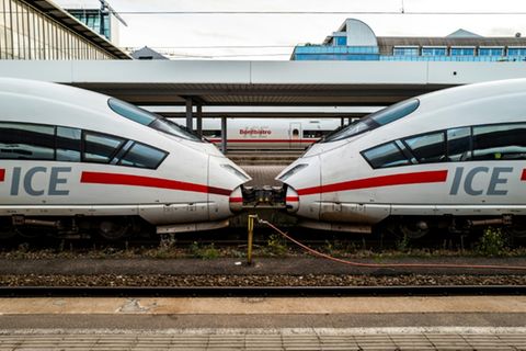 Zwei ICE im Hauptbahnhof München