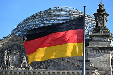 Deutschlandfahne vor dem Bundestag