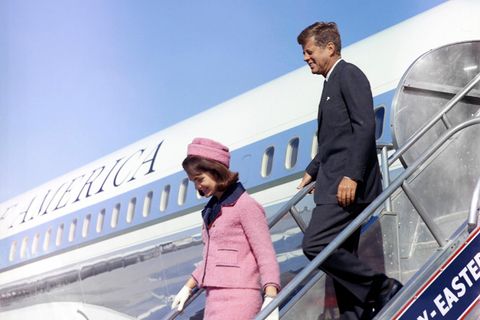 Präsident John F. Kennedy und seine Frau Jackie kommen am 22. November 1963 in Dallas an. Das Datum wird als sein Todestag in die Geschichte eingehen