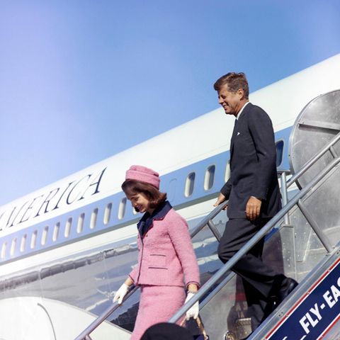 Präsident John F. Kennedy und seine Frau Jackie kommen am 22. November 1963 in Dallas an. Das Datum wird als sein Todestag in die Geschichte eingehen