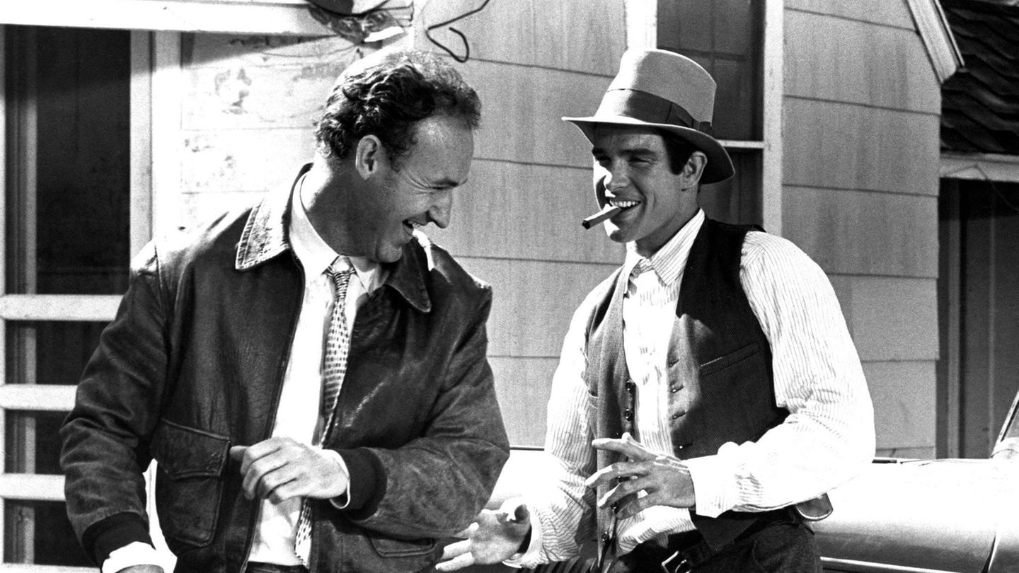 Trauer um Hollywoodstar: Dieser Film bescherte Gene Hackman den Durchbruch: 1967 verpflichtete ihn Produzent und Hauptdarsteller Warren Beatty (r.) für den Film "Bonnie und Clyde" unter der Regie von Arthur Penn. Der Film wurde ein Kassenschlager – und Hackman erhielt seine erste Oscarnominierung. Fortan galt er als einer der führenden Schauspieler von New Hollywood Dieser Film bescherte Gene Hackman den Durchbruch: 1967 verpflichtete ihn Produzent und Hauptdarsteller Warren Beatty (r.) für den Film "Bonnie und Clyde" unter der Regie von Arthur Penn. Der Film wurde ein Kassenschlager – und Hackman erhielt seine erste Oscarnominierung. Fortan galt er als einer der führenden Schauspieler von New Hollywood