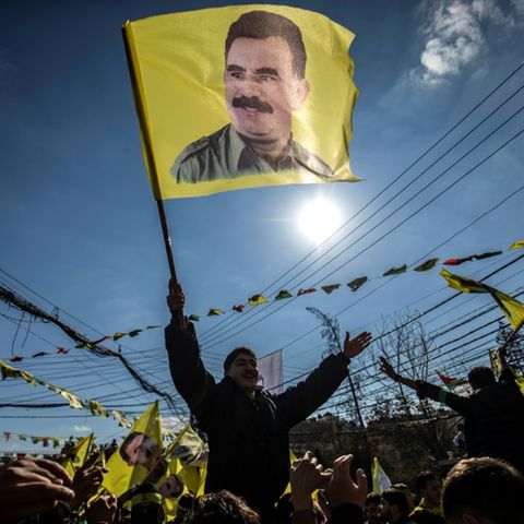 Demonstrant mit Öcalan-Flagge