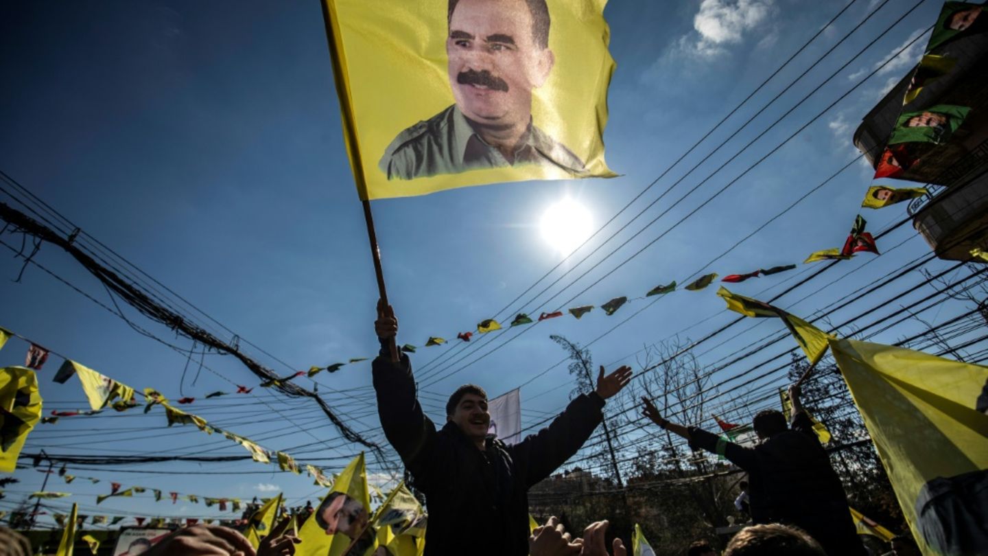 Demonstrant mit Öcalan-Flagge