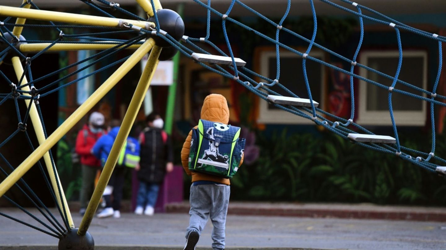Kind geht über den Spielplatz einer Schule