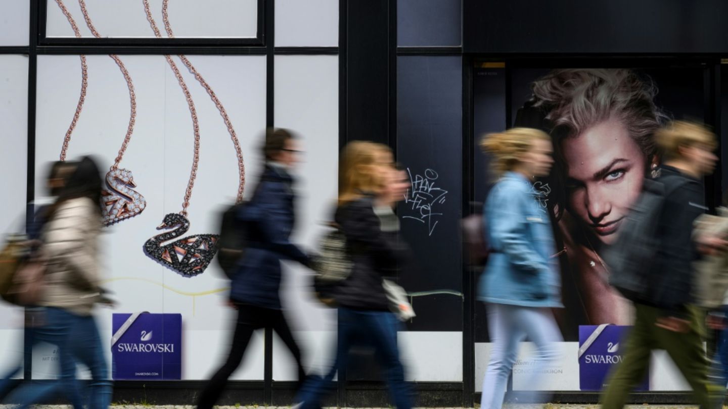 Menschen vor einem Geschäft in Berlin