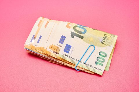 Rente Symbolbild: Eine Bündel Euroscheine auf pinkem Untergrund