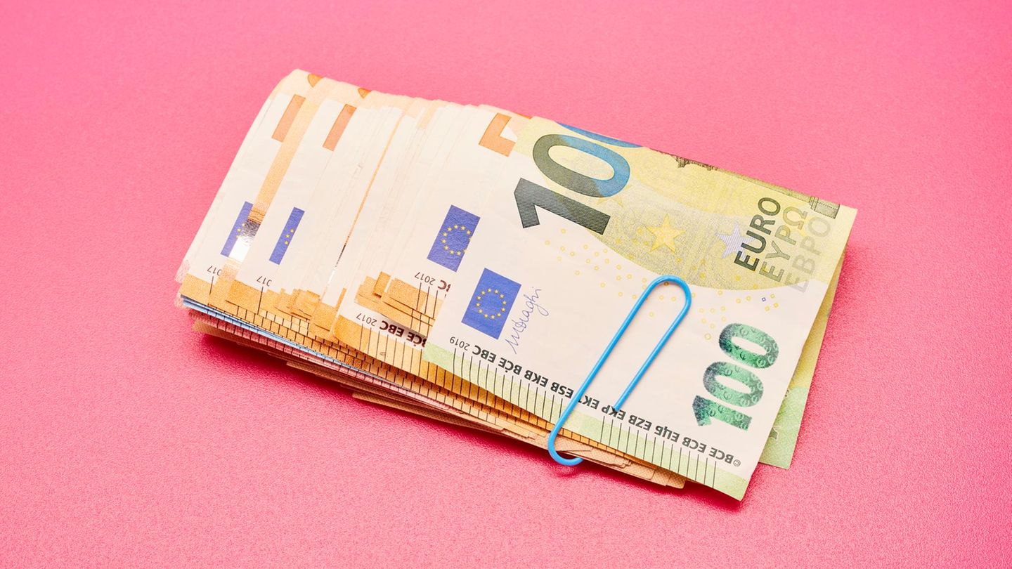 Rente Symbolbild: Eine Bündel Euroscheine auf pinkem Untergrund